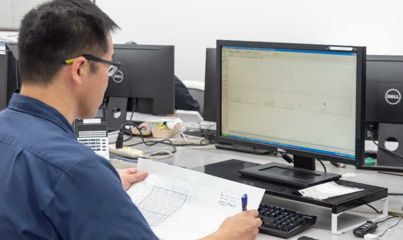 CAD／CAM設計の作業風景写真